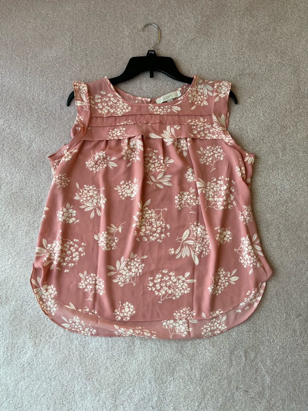 LOFT Dusty Rose Floral Pleated Yoke Sleeveless blouse size medium petite